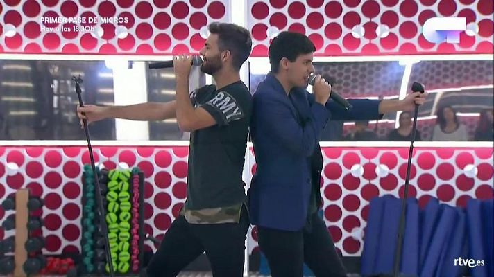 Alfred y Agoney cantan 'The lady is a tramp'