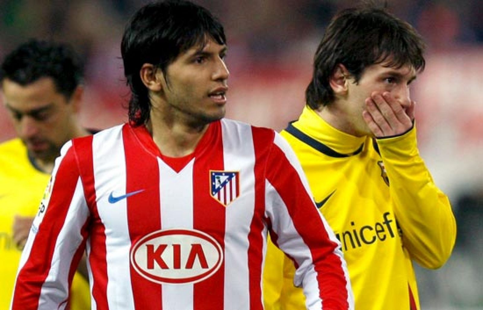 Repasa las mejores jugadas del Atlético-Barça, que terminó con victoria de los rojiblancos tras una espectacular remontada (4-3), desde las cámaras de TVE (02/03/2009).  