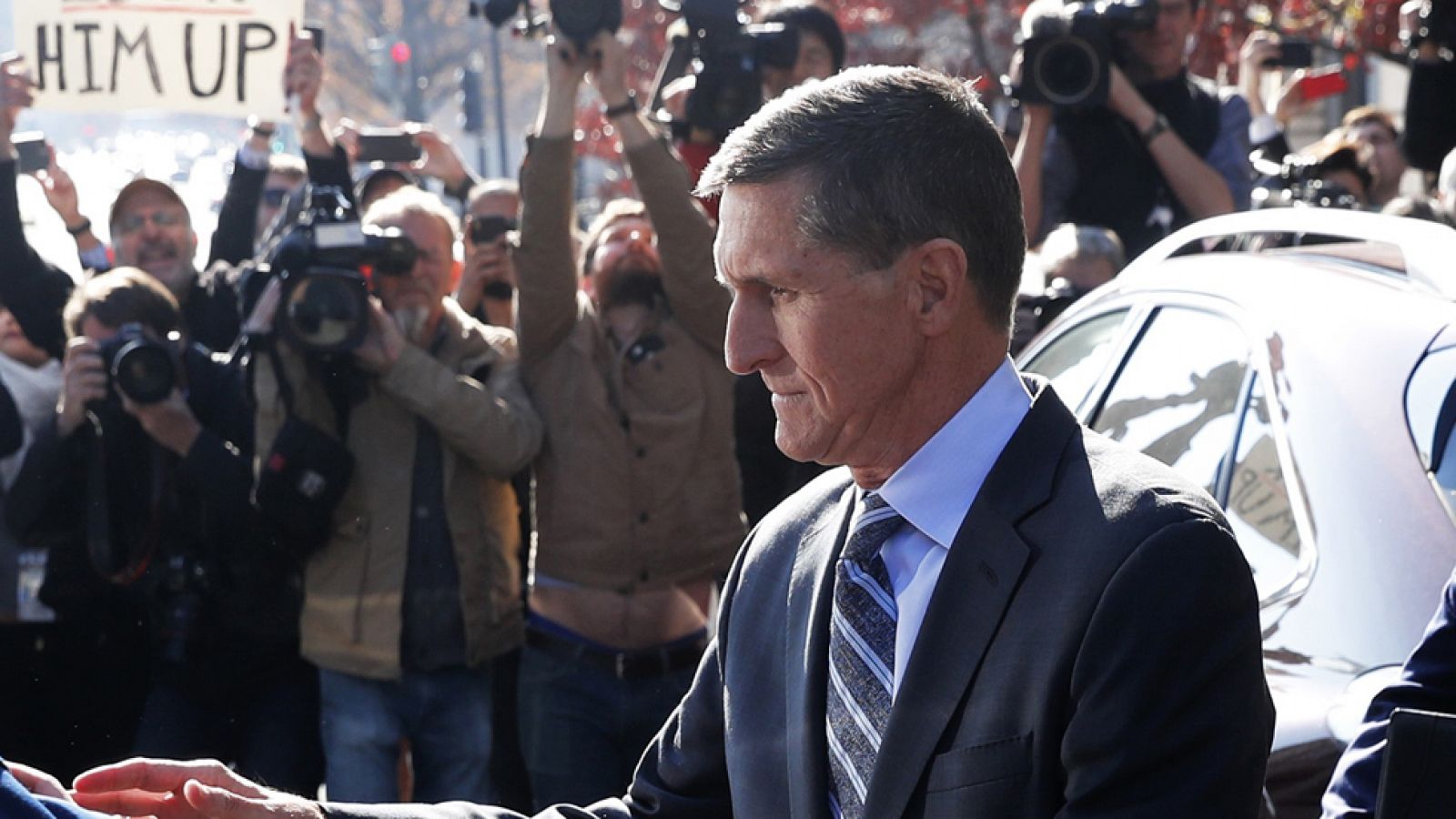 Telediario 1: Michael Flynn, exasesor de seguridad nacional de Trump se declara culpable de mentir al FBI sobre Rusia | RTVE Play