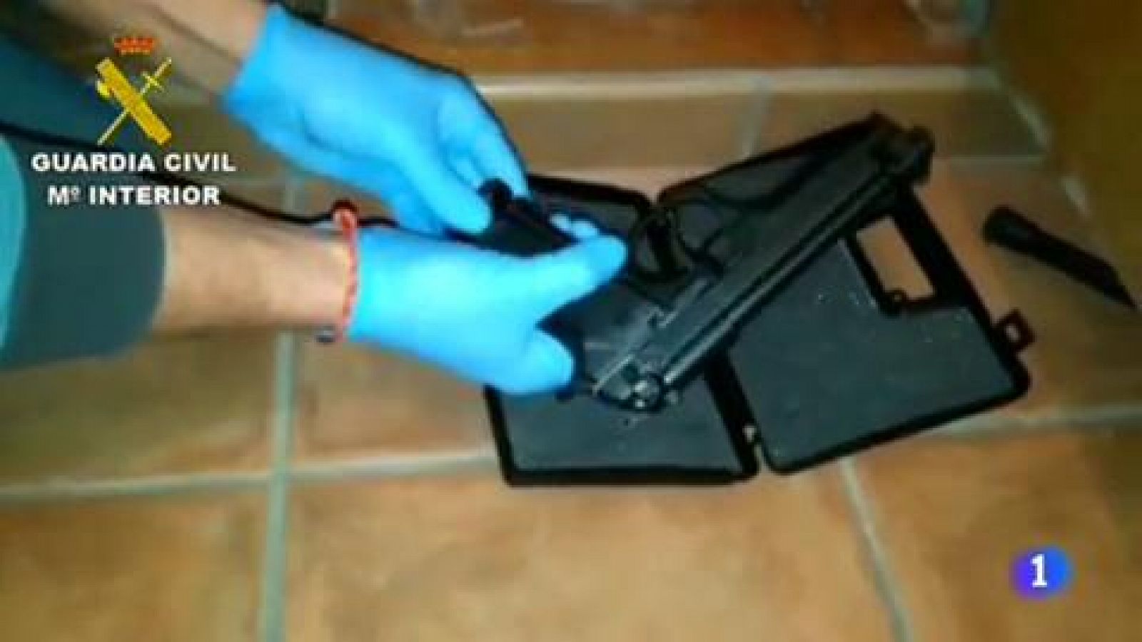 Telediario 1: La Guardia Civil ha desarticulado un punto de venta ilegal de armas en internet | RTVE Play