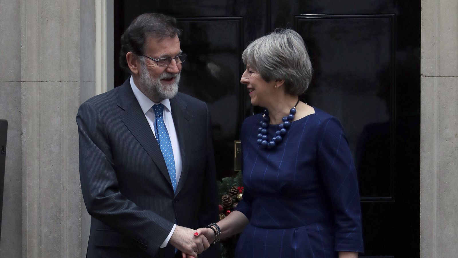May ratifica a Rajoy su apoyo al Estado de Derecho ante situación en Cataluña