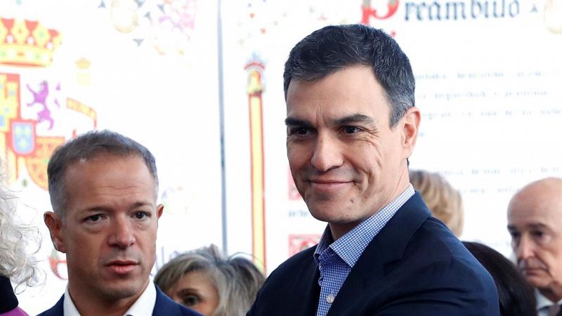 El líder del PSOE, Pedro Sánchez, ha apostado a que en 2018 será cuando se empiece a "trabajar en la actualización de la Constitución" española, de la que ha dicho que los socialistas hacen una lectura "positiva, pero también autocrítica". Lo ha hech