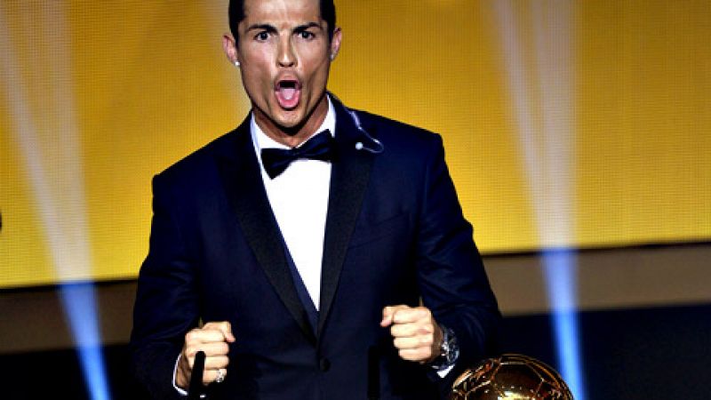 Cristiano Ronaldo, futbolista portugués del Real Madrid, es el gran favorito para ganar mañana el Balón de Oro, el segundo consecutivo y el quinto de su carrera, con lo que, de confirmarse los pronósticos, igualaría al argentino del Barcelona Lionel 