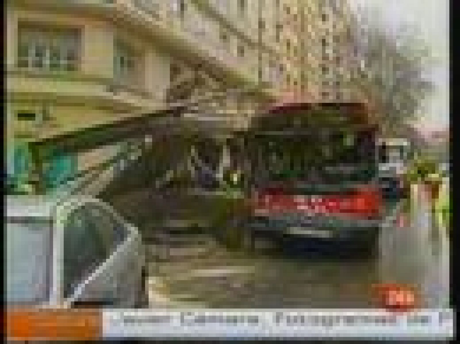 Tres heridos en un autobús que ha derribado la marquesina de un garaje | Ver