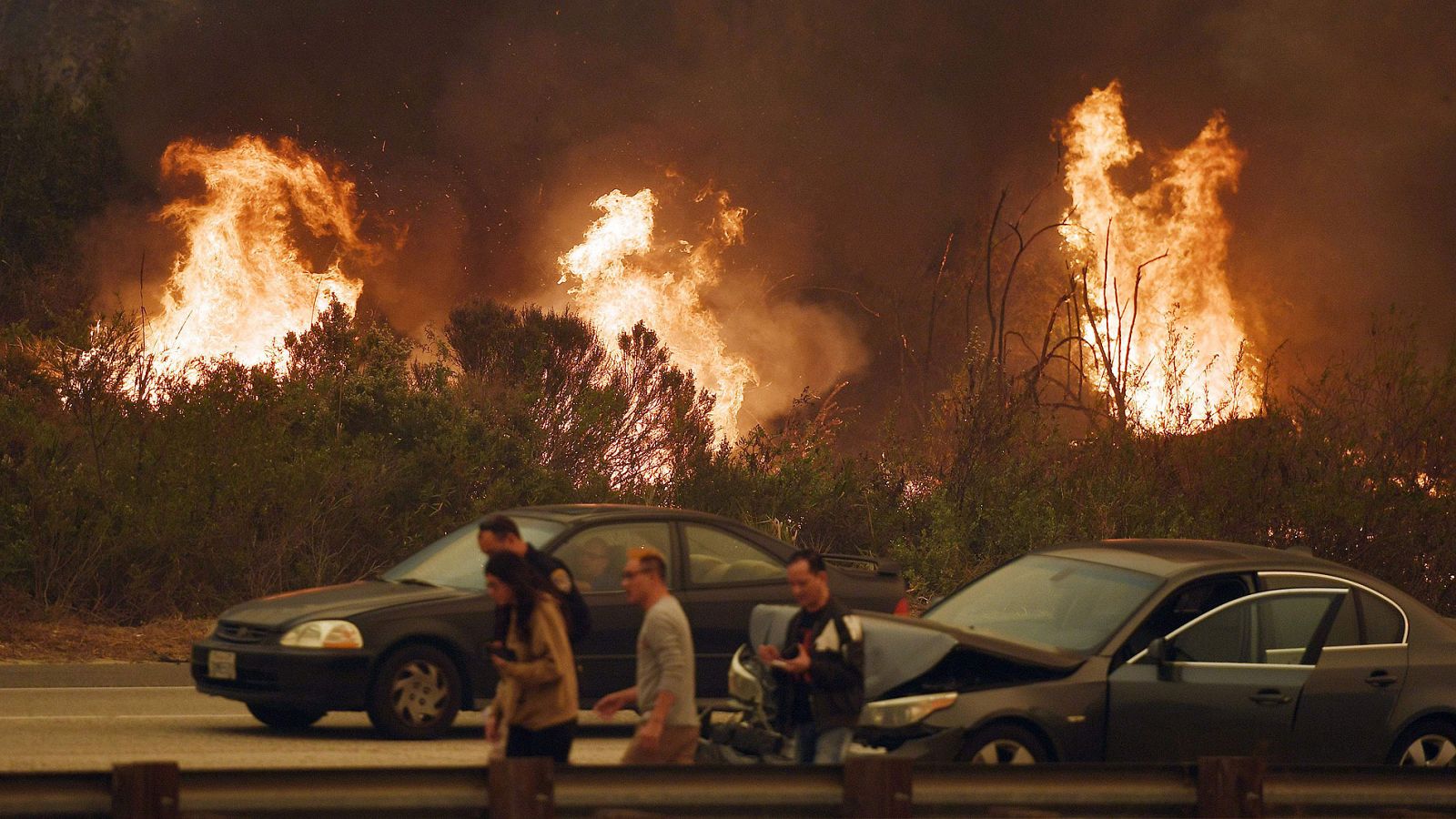 Incendio en California - Más de 200 evacuados por el fuego en Los Ángeles - RTVE.es 