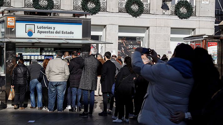 Telediario 1 - Largas colas en las administraciones de Lotería