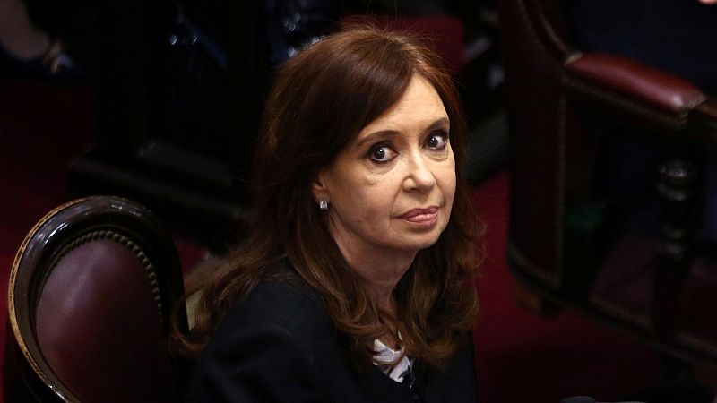 Un juez argentino ha procesado a la expresidenta de Argentina y actual senadora Cristina Fernández por presunto encubrimiento de los iraníes acusados del atentado a una mutua judía de Buenos Aires en 1994, y ha pedido al Senado que vote despojarla de