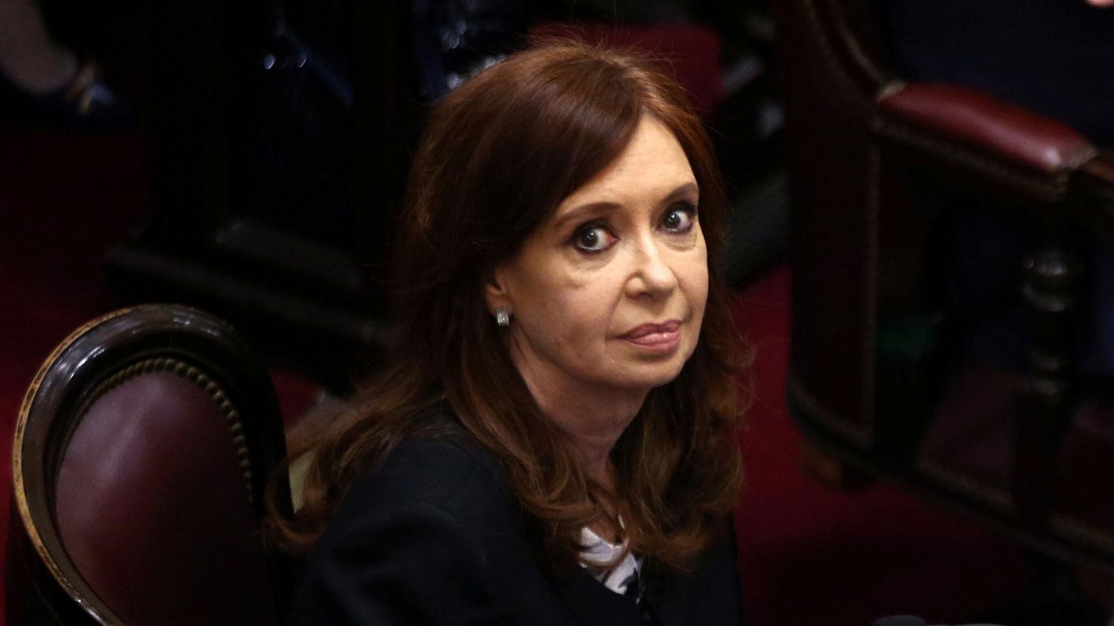 Un juez argentino ha procesado a la expresidenta de Argentina y actual senadora Cristina Fernández por presunto encubrimiento de los iraníes acusados del atentado a una mutua judía de Buenos Aires en 1994, y ha pedido al Senado que vote despojarla de