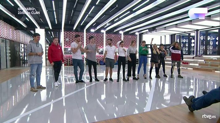 Los concursantes cantan 'A quién le importa'