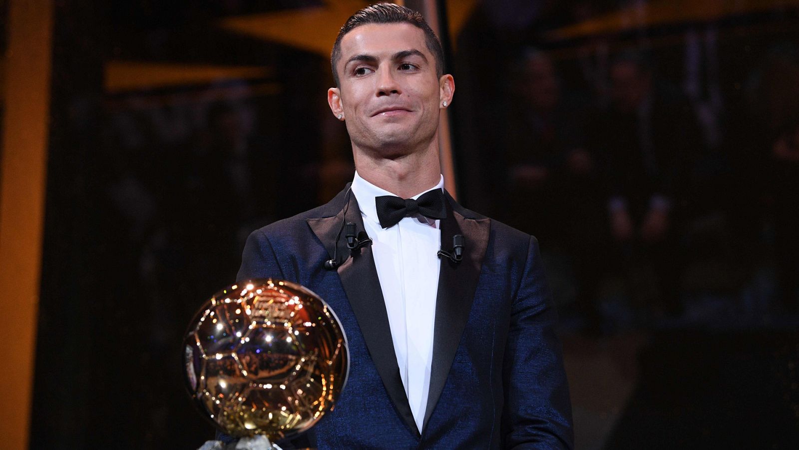 Ronaldo recibe su quinto Balón de Oro | Ver