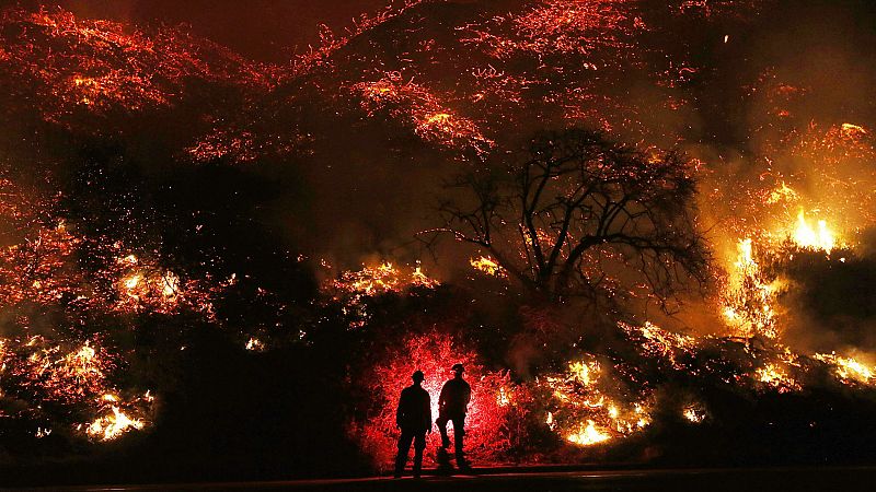 Más de 200.000 evacuados por los incendios de California, avivados por vientos huracanados