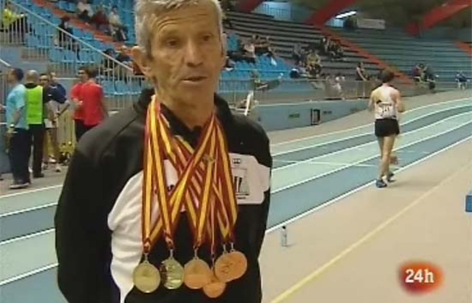 Como Michael Phelps, o como Usain Bolt. Manuel Unión, un profesor retirado de 65 años, fue el dominador absoluto de los campeonatos de España en pista cubierta para veteranos. Se colgó ocho medallas en las ocho pruebas que disputó. 