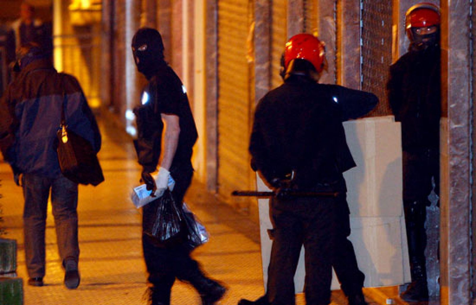 La Ertzaintza busca a tres etarras que podrían formar parte de un comando junto al joven detenido hace tres días | Ver