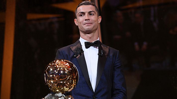 Telediario 1 - Los entrenadores opinan sobre el mejor de la historia tras el quinto Balón de Oro de Cristiano