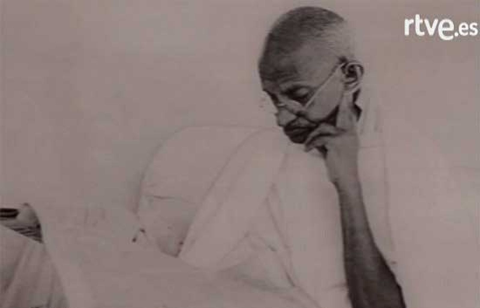 Las gafas que vieron una India libre, su reloj de bolsillo y las sandalias con las que Gandhi recorrió el mundo, salen a subasta este jueves en Nueva York. El coleccionista alemán que los ha recopilado a lo largo de diez años, le ha dicho al gobierno indio que le cede los objetos si destina más dinero a los pobres del país.