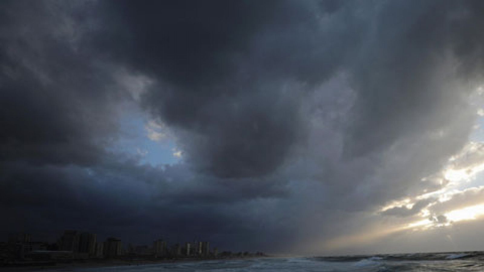 El tiempo: Los intensos vientos de la borrasca "Ana" empiezan a afectar a los vuelos | RTVE Play