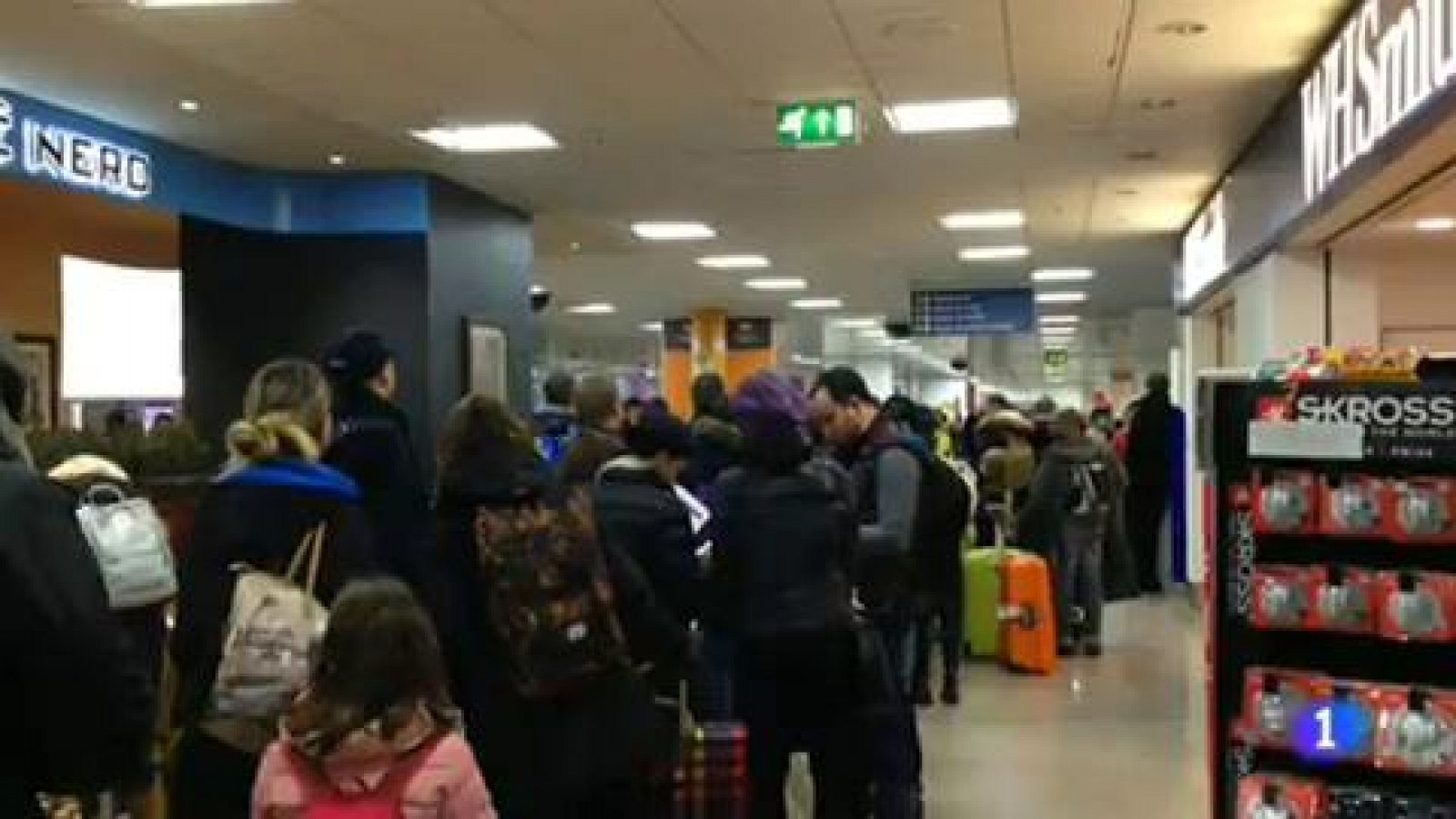 Telediario 1: Cientos de pasajeros han quedado bloqueados durante horas en los aeropuertos sin poder viajar | RTVE Play