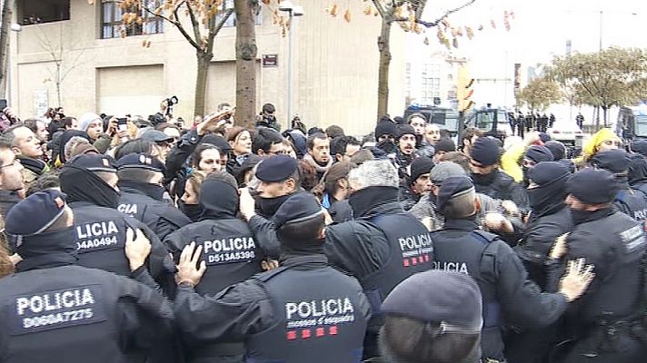 Un centenar de personas protesta por el traslado de Sijena y son desalojados por la fuerza por los Mossos