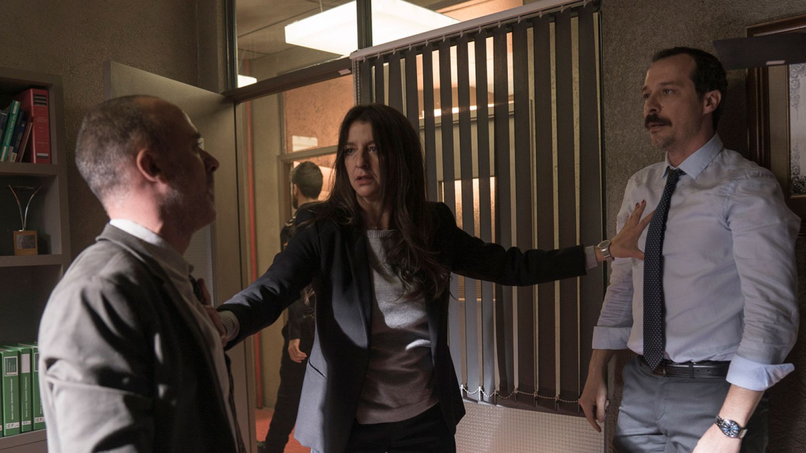 Laura le dice a Santos que no está enamorada de él