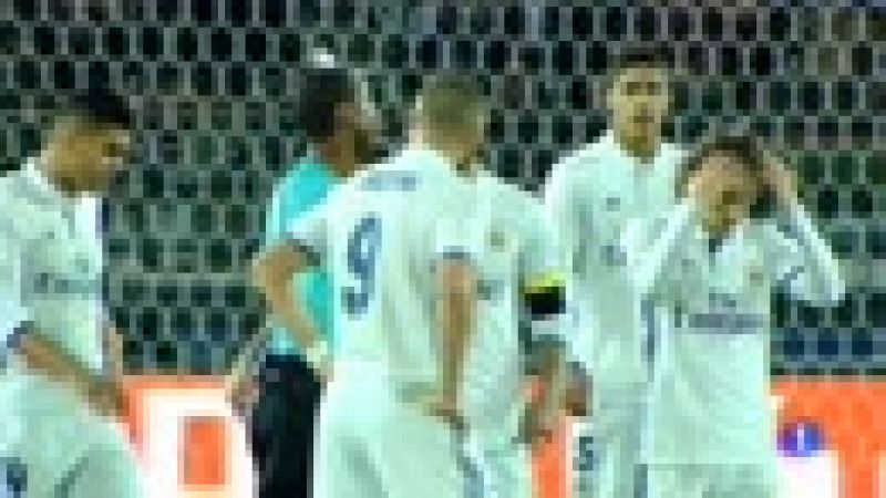 La FIFA ha recordado al Real Madrid que, por normativa, una sanción por tarjeta roja en el Mundialito se tendría que cumplir en el siguiente partido oficial. Es decir, que si algún madridista es expulsado en la final de Abu Dabi, se perdería el Clási