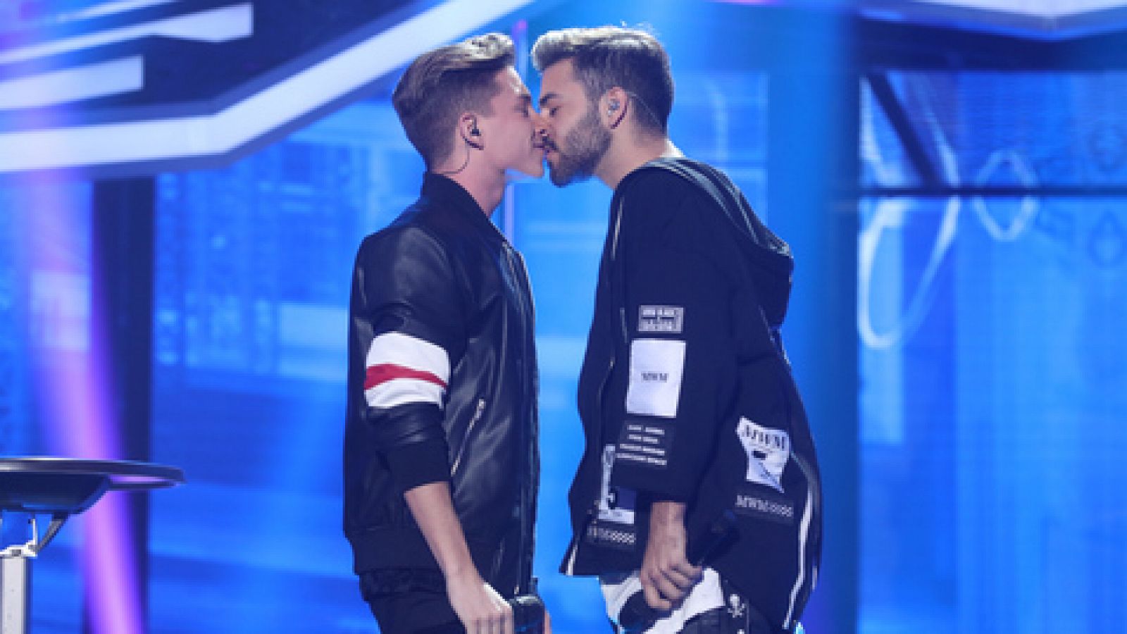 Operación Triunfo - Agoney y Raoul cantan 'Manos vacías' con beso incluido en la Gala 7