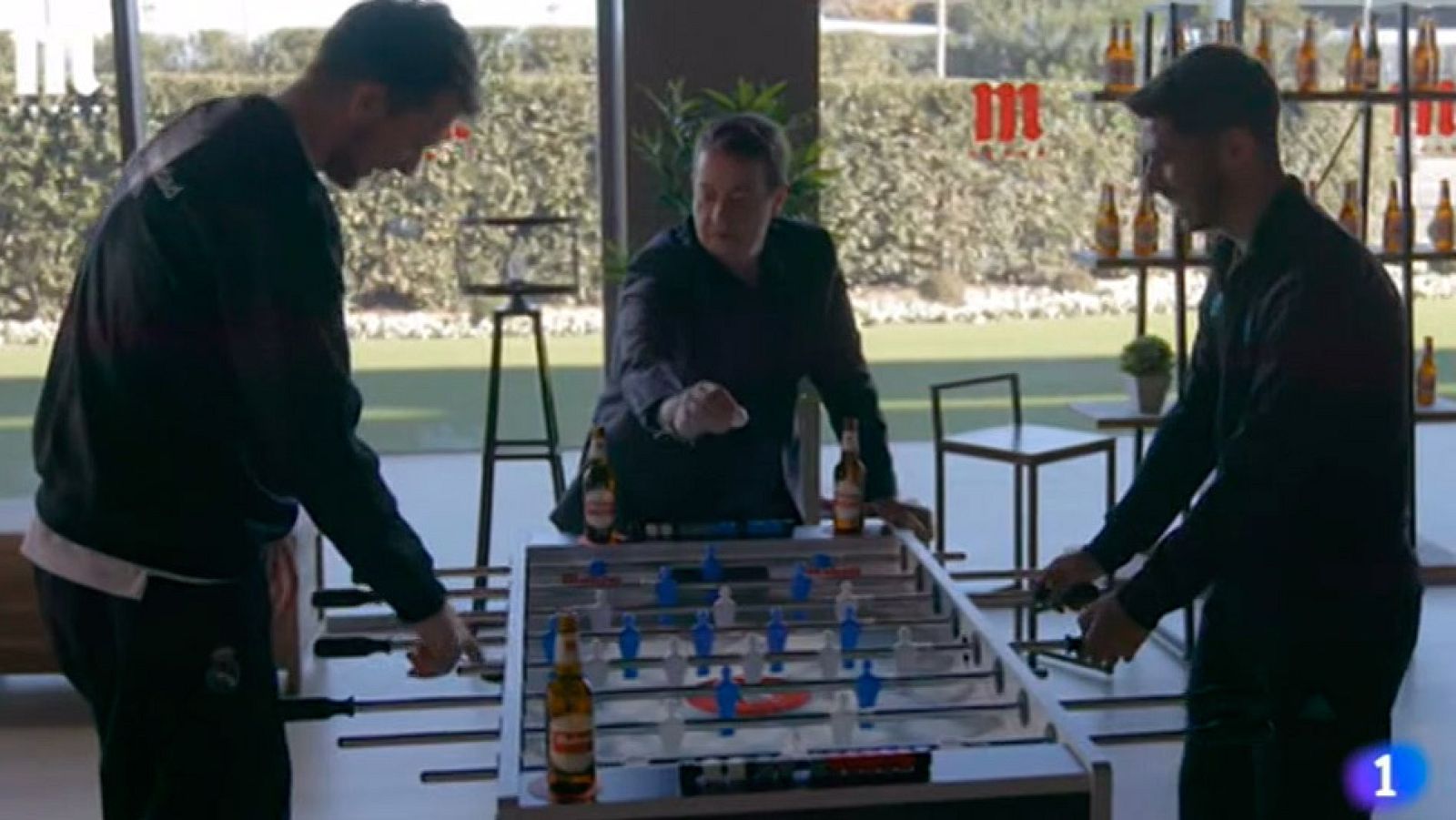 Asensio y Doncic se relajan jugando al futbolín