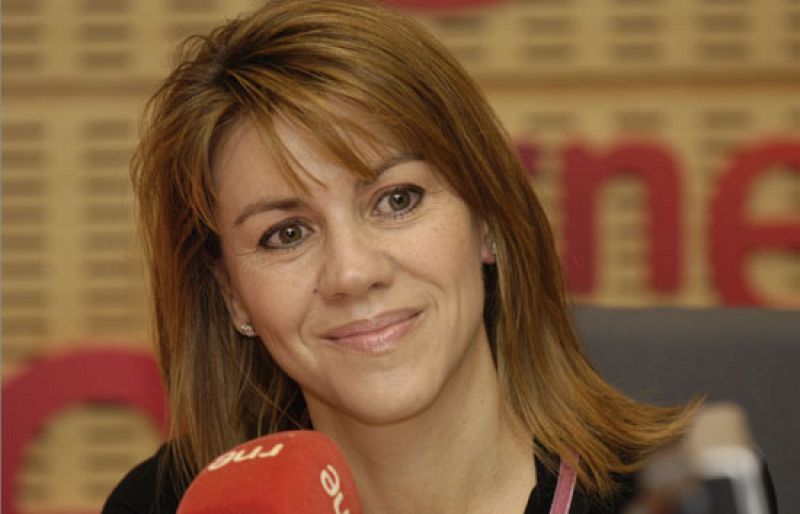 La secretaria general del PP, María Dolores de Cospedal, ha dicho en RNE que no descarta pedir elecciones anticipadas si la situación económica no cambia. 