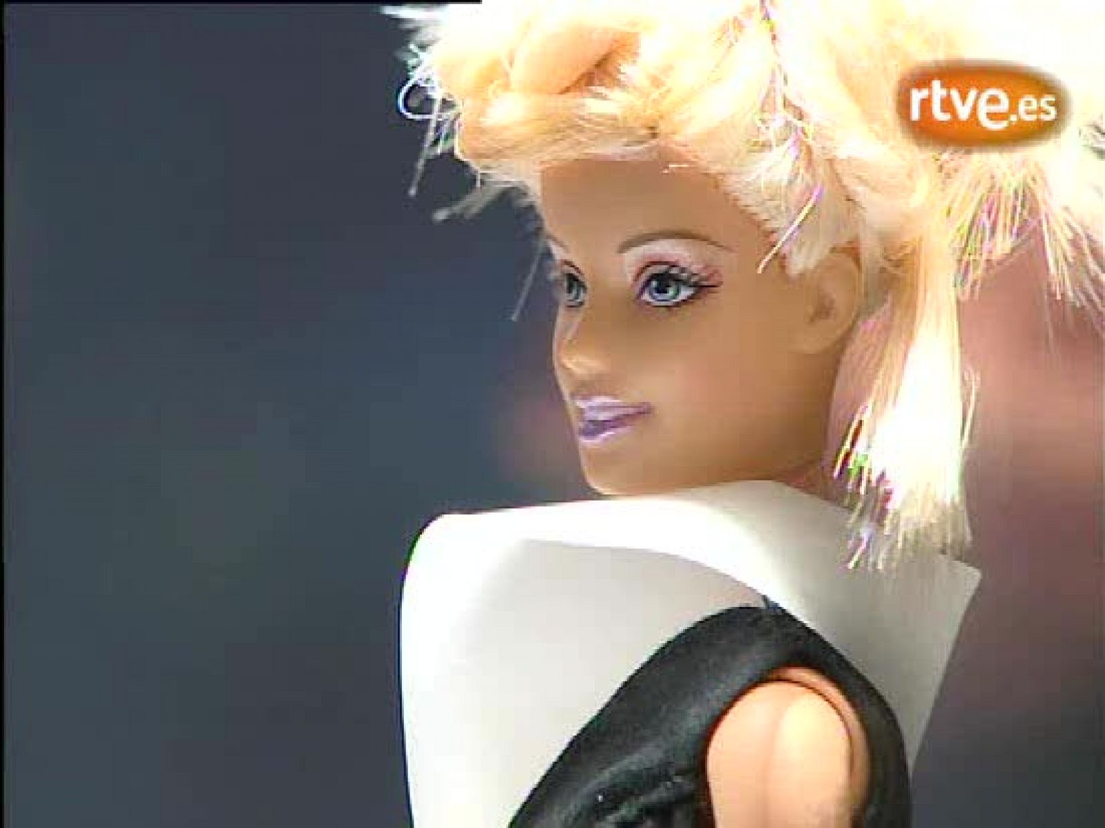 Barbie cumple 45 años vestida por grandes diseñadores - Programas y Concursos en el Archivo de RTVE | Ver