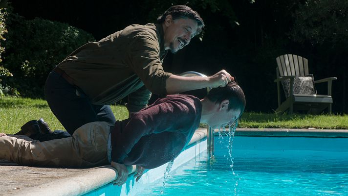 Traición - Julián amenaza a Sergio metiéndole la cabeza en la piscina