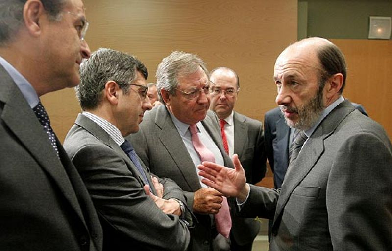 El ministro del Interior, Alfredo Pérez Rubalcaba, ha asegurado que en noviembre se pondrá fin a las tarjatas prepago de móviles sin identificar.