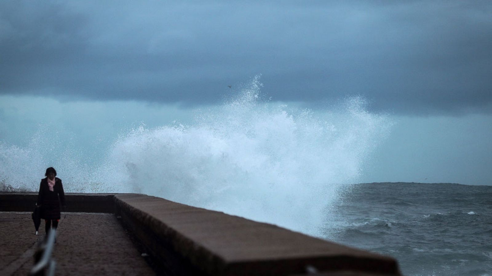 El tiempo: Trece provincias en aviso por frío, deshielo, viento o fuerte oleaje y lloverá en el norte de la Península | RTVE Play