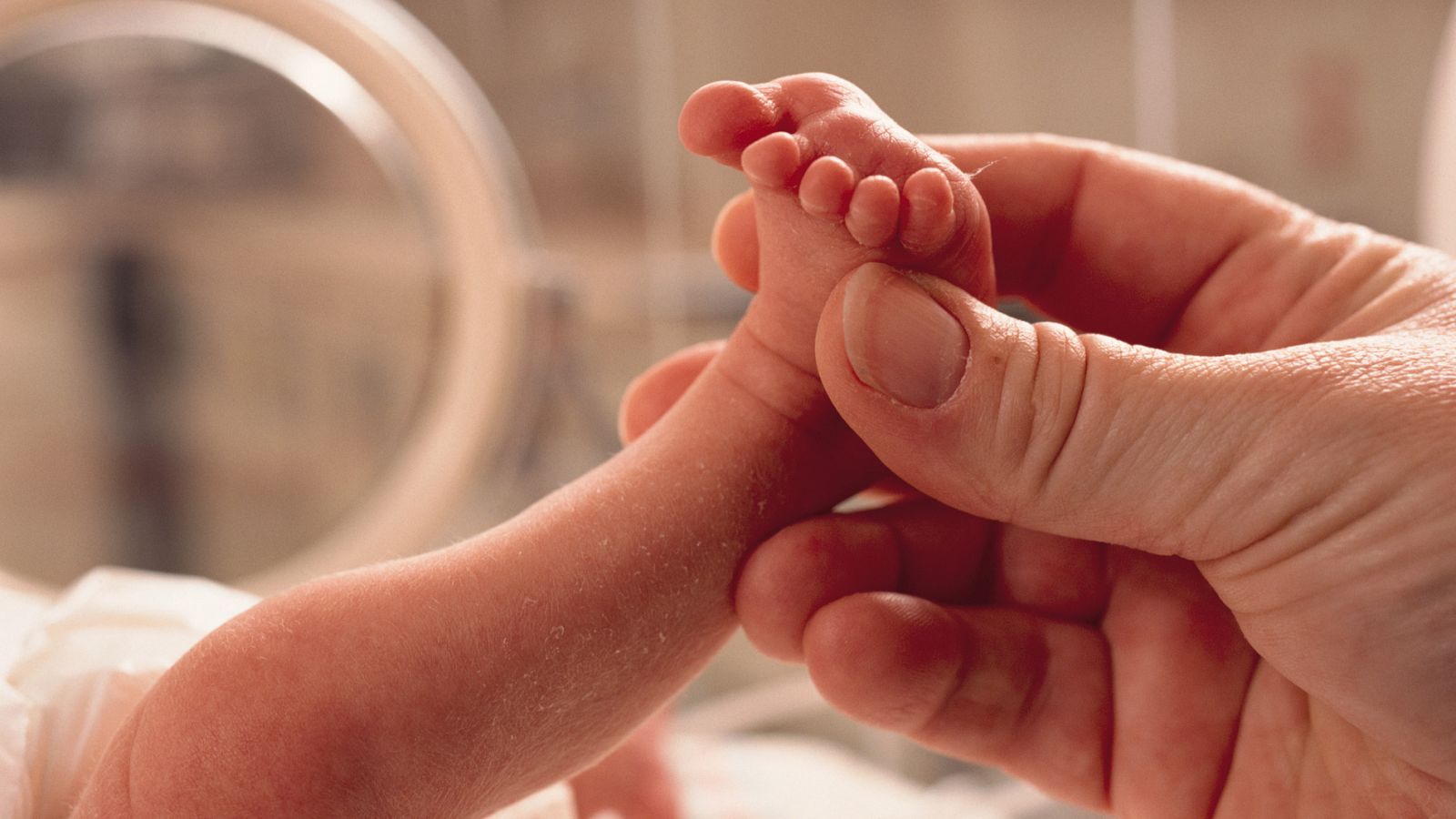 Consiguen que sobreviva una niña que nació con el corazón fuera del pecho