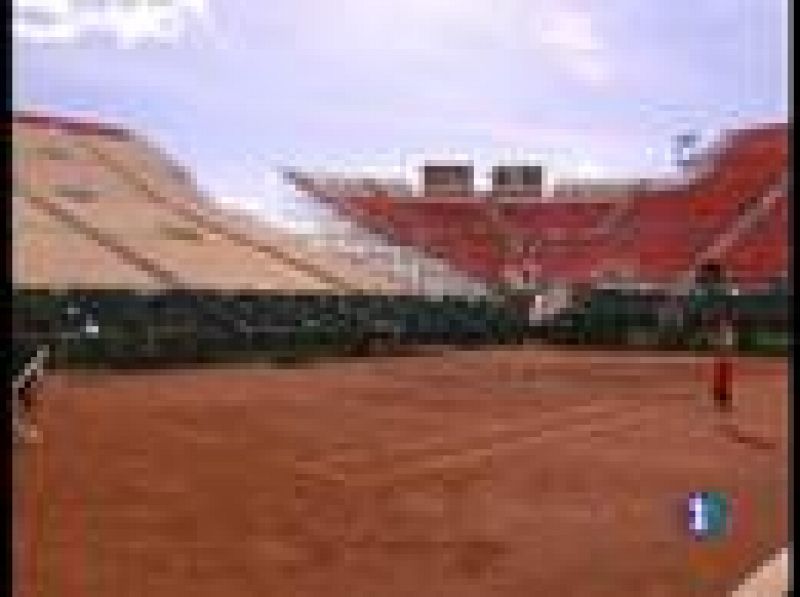 La lluvia ha dejado de caer sobre Benidorm y ahora el equipo español de la Davis necesita recuperar el tiempo perdido. Tommy Robredo y David Ferrer han empleado el día en entrenarse a fondo.