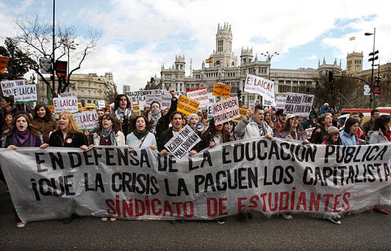 Miles de estudiantes han salido a las calles de 40 ciudades españolas para rechazar el Proceso de Bolonia