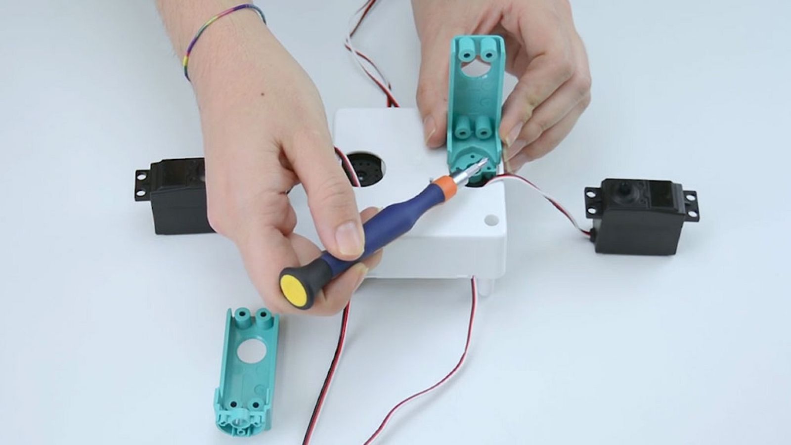 Montando a Zowi - Zowi, el robot de Clan | Ver