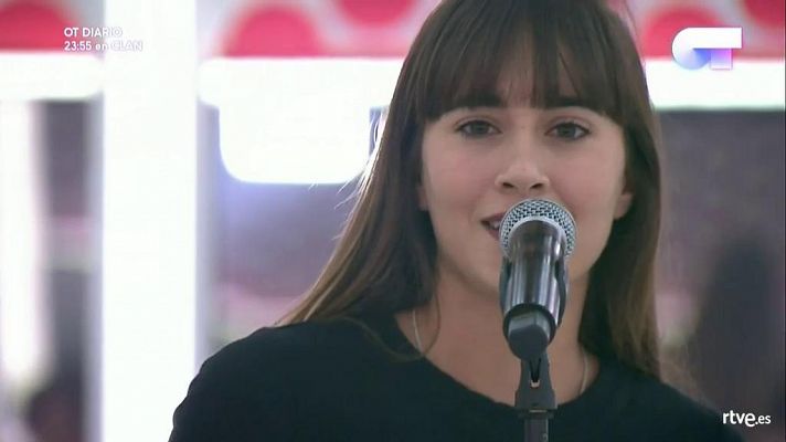 Aitana canta 'Chasing Pavements' en el primer pase de micros