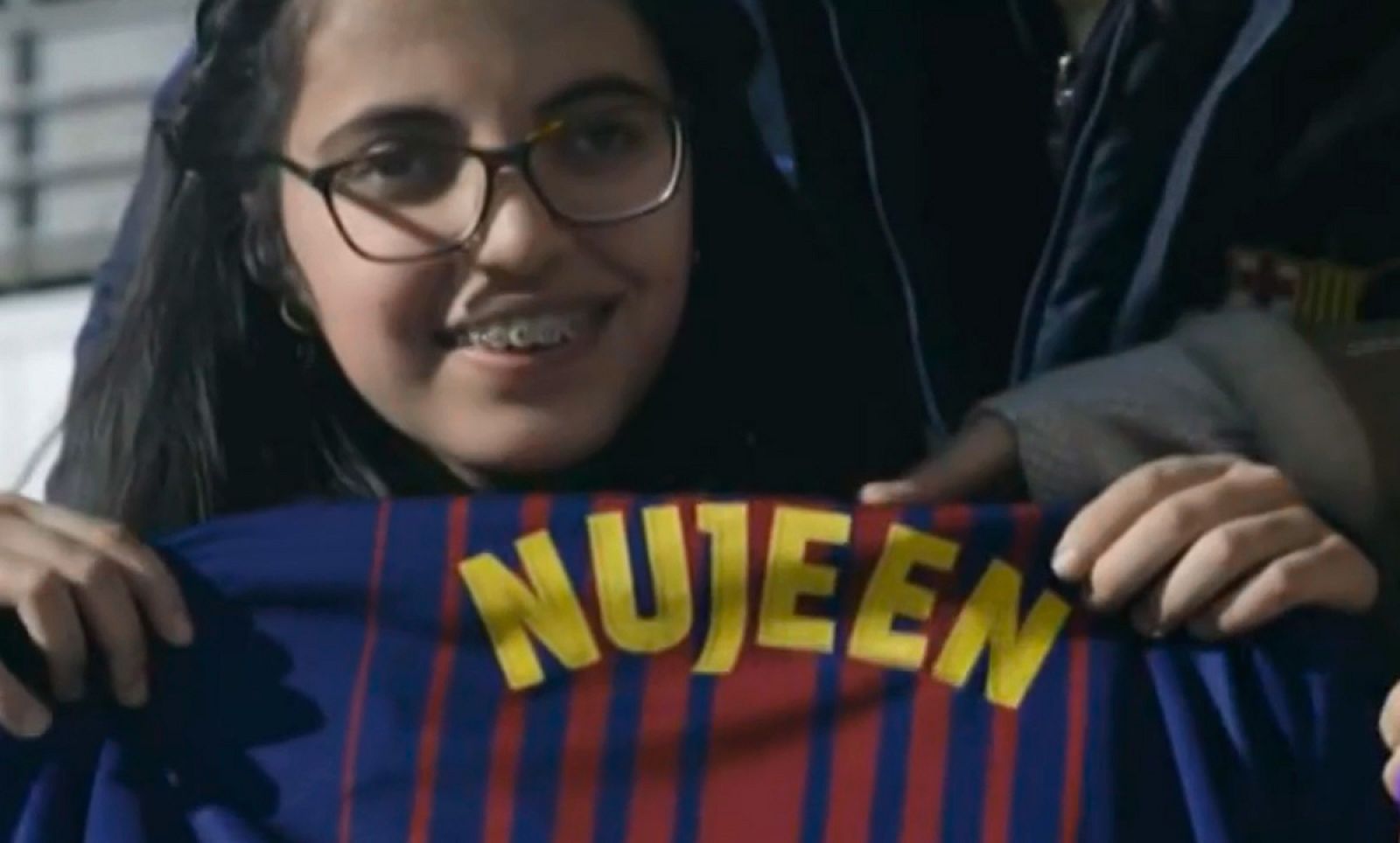 El Barça devuelve la ilusión a Nujeen, una niña refugiada siria