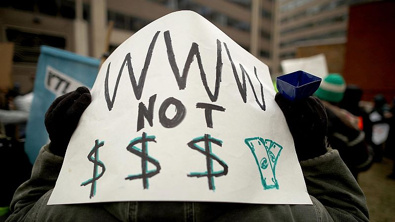 La Comisión Federal de Comunicaciones (FCC) de Estados Unidos ha aprobado este jueves una nueva norma sobre el servicio de internet que acaba con la "neutralidad de la red" que garantizaba una norma de 2015, por lo que ahora los proveedores de intern