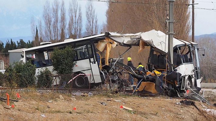 Francia investiga las causas del accidente entre un tren y autobús escolar