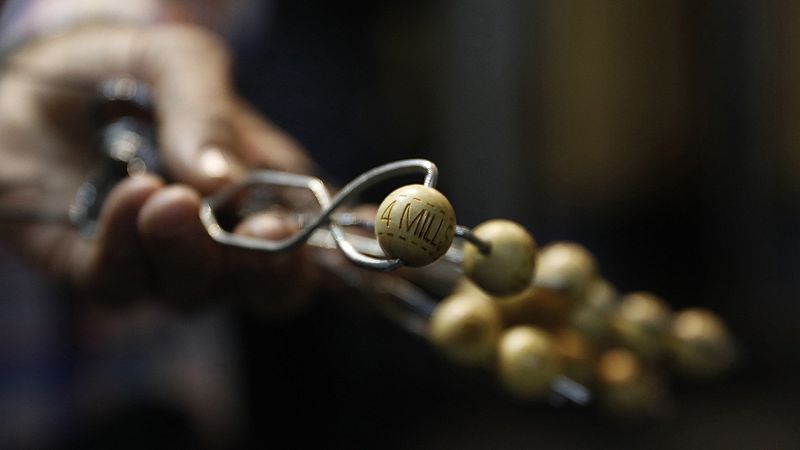 El Teatro Real ya alberga los bombos que repartirán la suerte del Sorteo de la Lotería de Navidad 