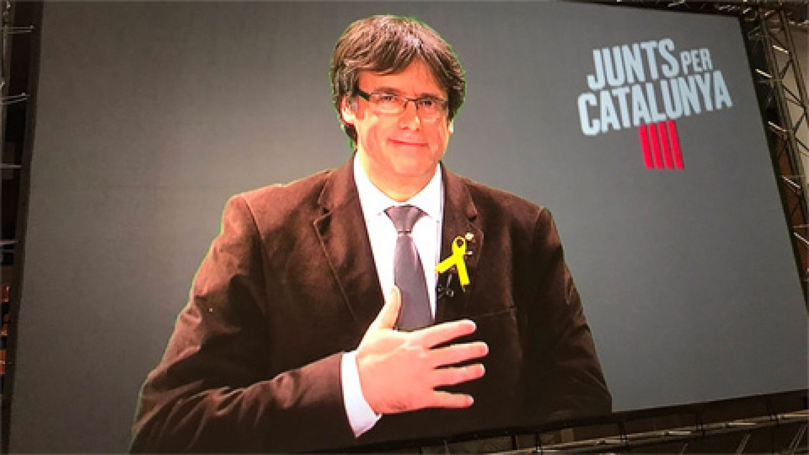 Elecciones catalanas: Puigdemont acusa al "frente del 155" de calumniar a la escuela catalana