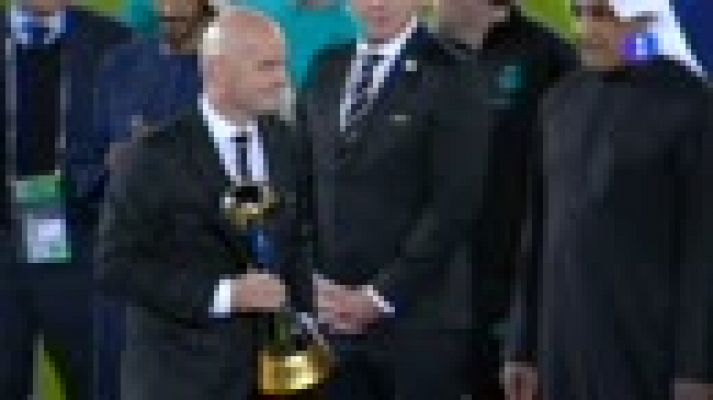 El Real Madrid recibe el trofeo de campeón del Mundial de Clubes 2017