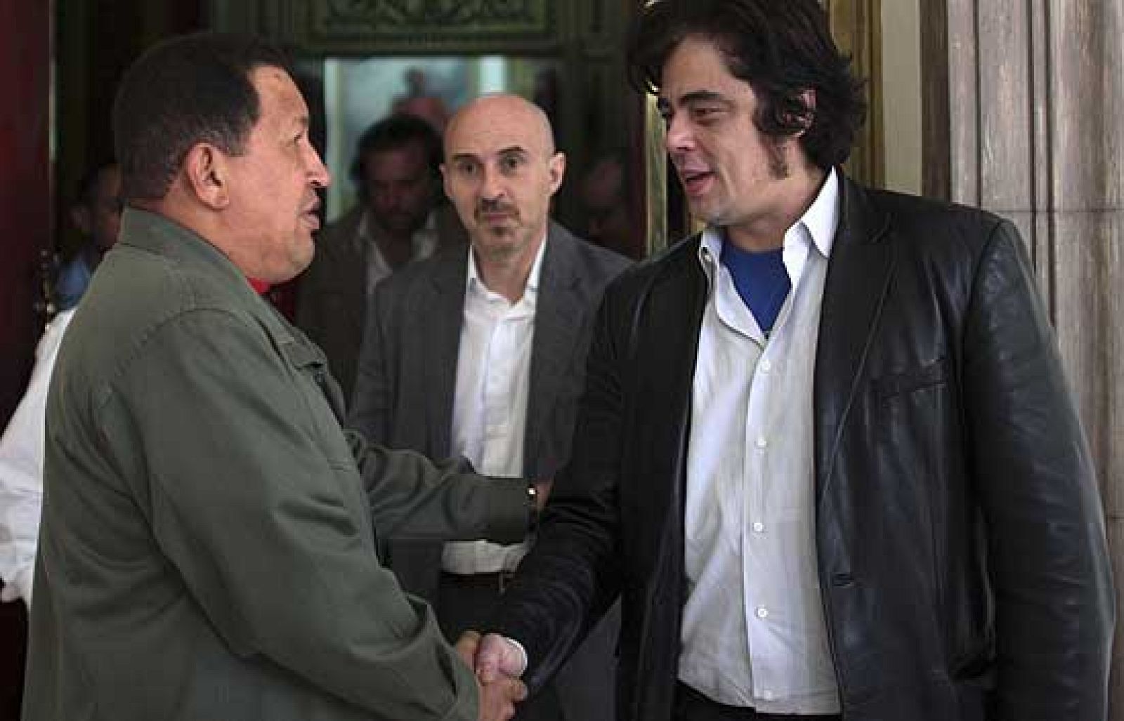 El actor Benicio del Toro y el presidente de Venezuela, Hugo Chávez, han coincidido con motivo de la presentación de 'Che, el argentino' en Caracas. Chávez es uno de los principales aliados de Cuba y califica a Che Guevara como uno de los héroes de Latinoamérica (04/03/09).