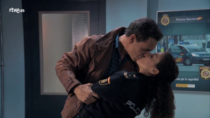 Servir y proteger - Hugo Ferrer besa a Espe