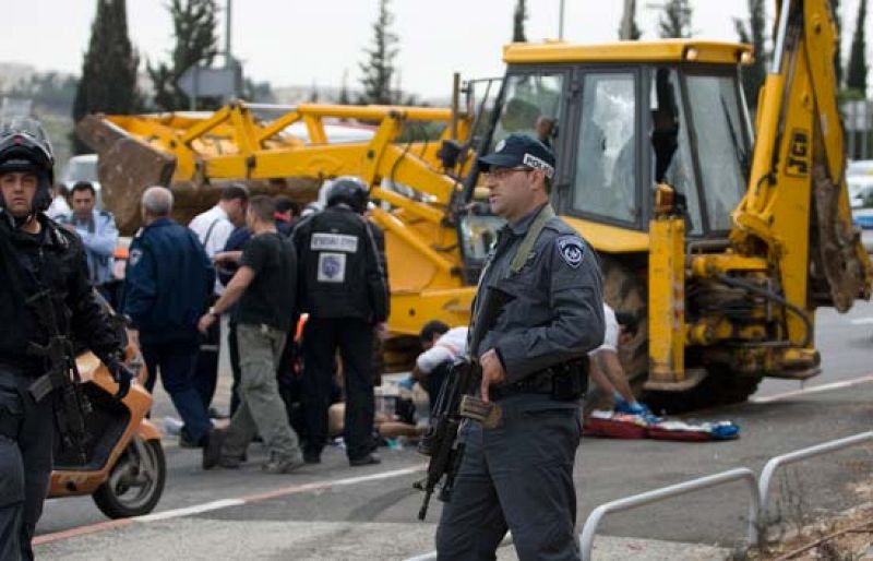 Policía israelí junto al conductor tiroteado en Jerusalén