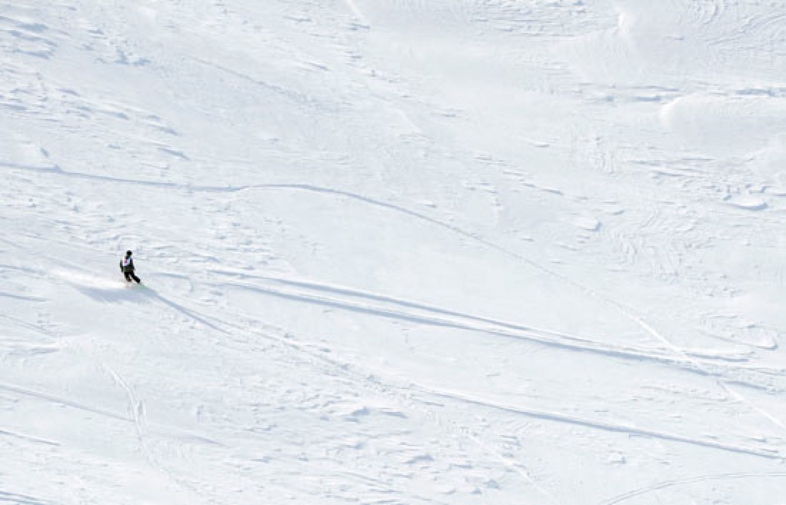 El esquí y el snowboard se practica en diferentes lugares del mundo, con prácticas como el "freestyle" o "freeride".