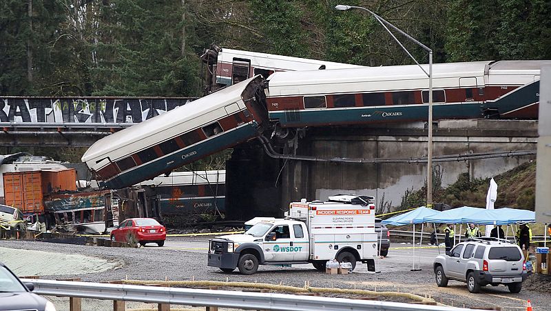 El tren que descarriló en Washington circulaba a más velocidad de la obligatoria en ese tramo