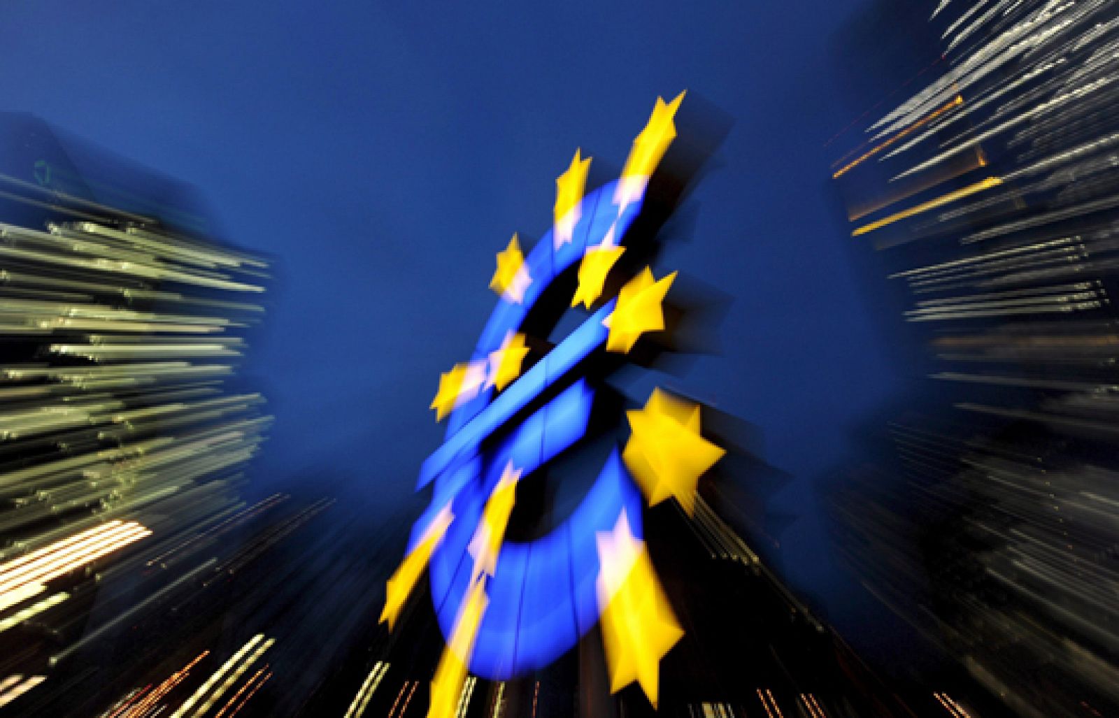 El Banco Central Europeo ha decidido recortar medio punto el precio del dinero en los paises del euro para reactivar la economía y hacer frente a la recesión más grave desde que se creó la institución. 