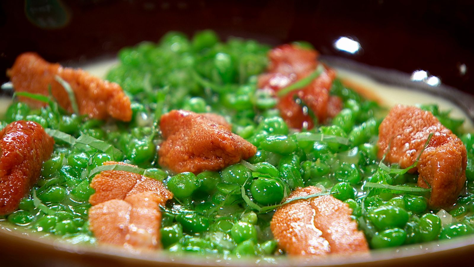 Torres en la cocina - Royal de espárragos con guisantes y erizos