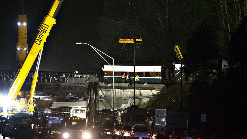 El tren que descarriló en Estados Unidos tomó una curva al triple de la velocidad permitida